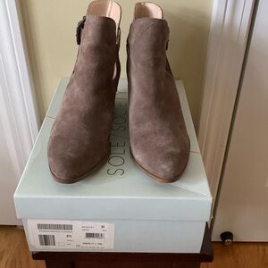 Women’s Sole Society Stacked Heel Bootie Size 7.5M in Olive Color